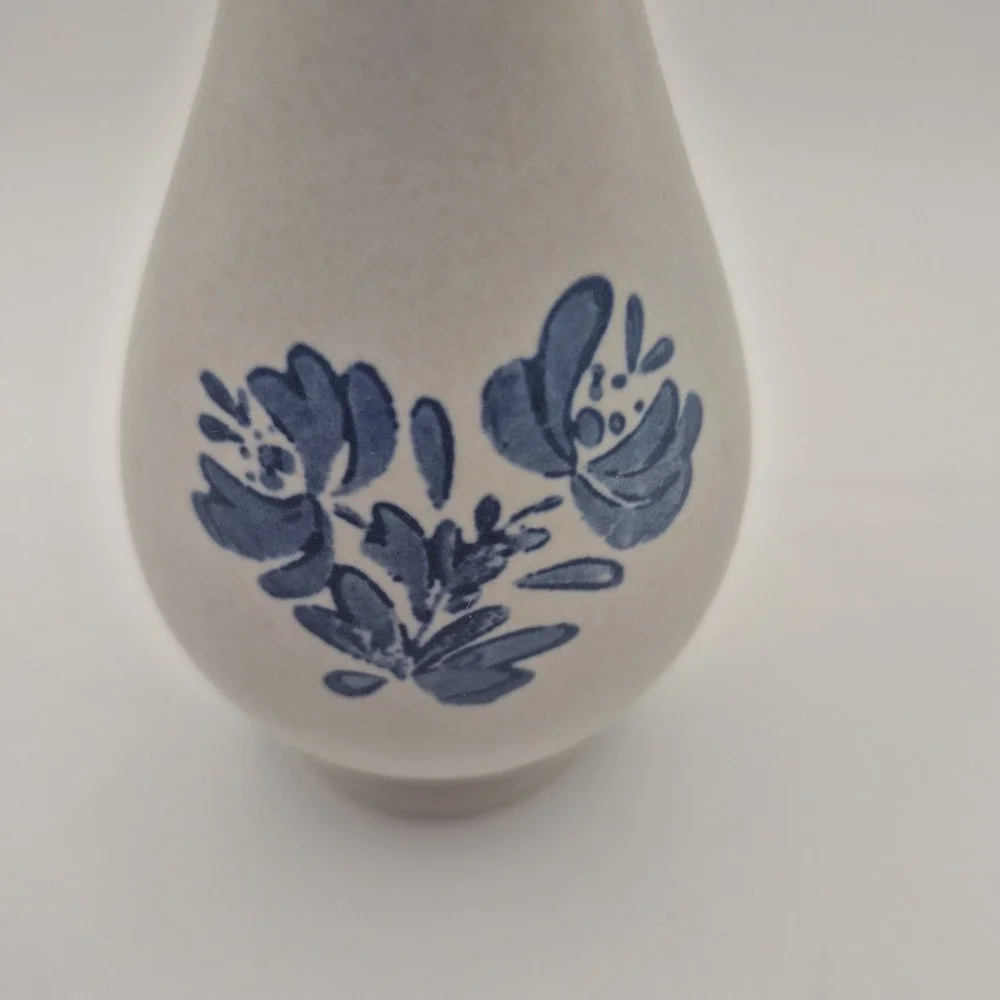 Pfaltzgraff Yorktowne Stoneware Mini Bud Flower Vase w/Blue Flower & Trim 5-¼